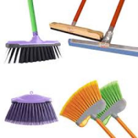 Imagem do produto Rodos e Vassouras de diversas cores e materiais para limpeza
