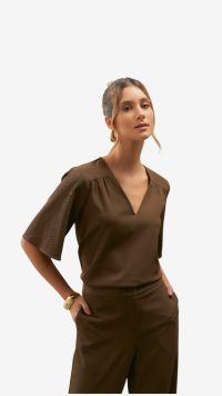 Imagem adicional 3 do item Conjunto Eloá: Calça Pantalona e Blusa com Pregas no Ombro - Marrom