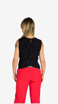 Imagem adicional 3 do item Regata Preta Feminina de Viscose com Alça Grossa, Decote Canoa e Recorte Transpassado nas Costas – Conforto, Estilo e Leveza
