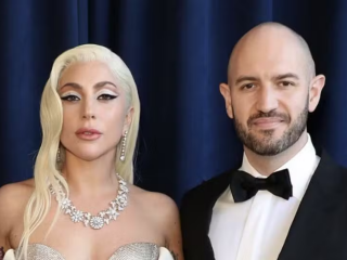 Imagem da notícia Nada de Gaga! Empresário de Lady Gaga surge em varanda do Copacabana Palace