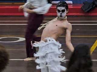 Imagem principal do artigo Estudante imita Ney Matogrosso em festa junina, viraliza e recebe elogio do cantor: “Criou a sua própria performance”