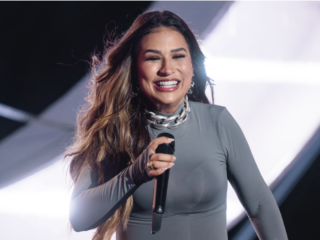 Imagem da notícia Simone Mendes ganha presente inusitado de uma fã durante show: "É a primeira vez que eu ganho isso"