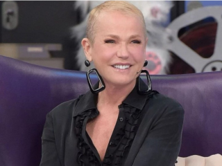 Imagem da notícia Xuxa confessa arrependimento em procedimentos estéticos: “Se eu pudesse, voltava atrás”