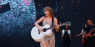 Imagem principal do artigo Homem destroi violão autografado por Taylor Swift após arrematá-lo em leilão