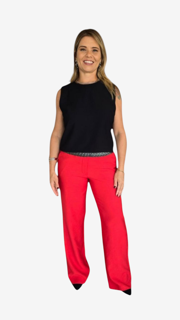 Imagem de Regata Preta Feminina de Viscose com Alça Grossa, Decote Canoa e Recorte Transpassado nas Costas – Conforto, Estilo e Leveza