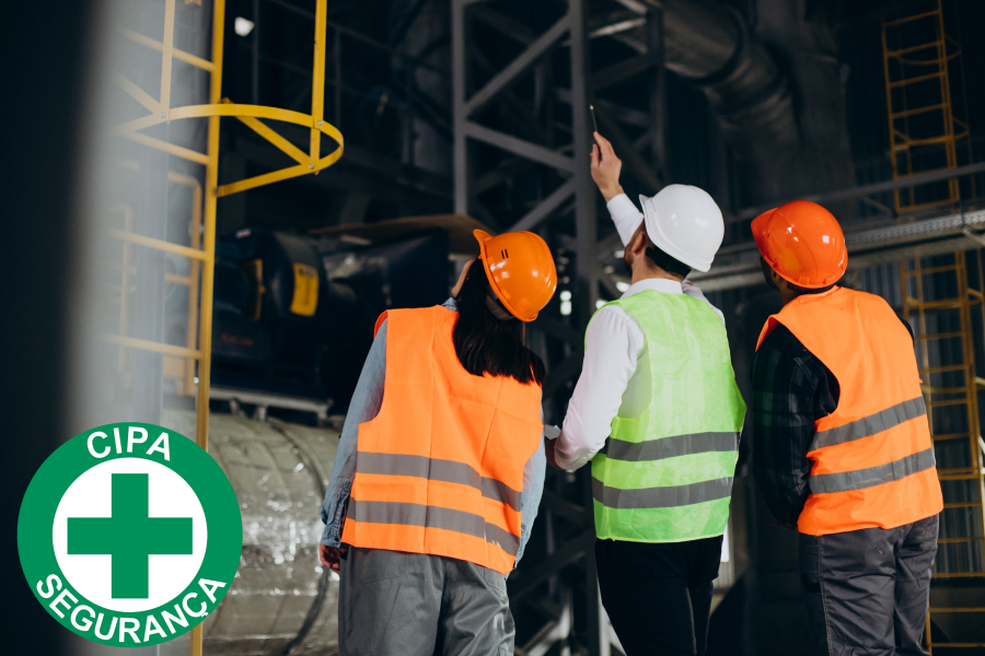 Imagem three-factory-workers-safety-hats-discussing-manufacture-plan