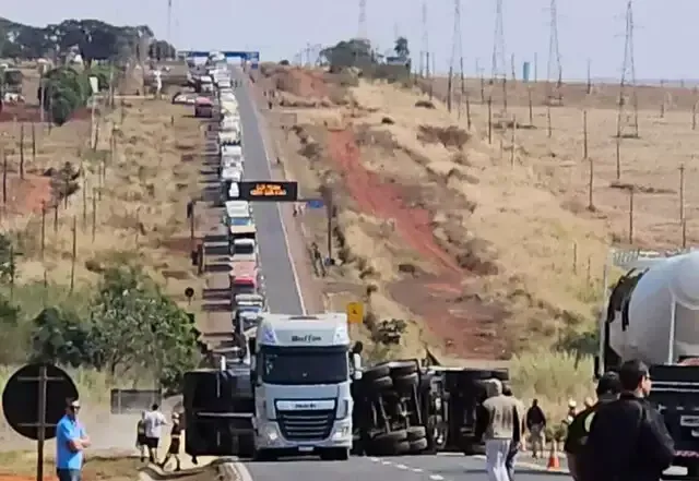 Imagem de compartilhamento para o artigo Carreta tomba e interdita trecho da BR-163 em São Gabriel do Oeste da MS Todo dia