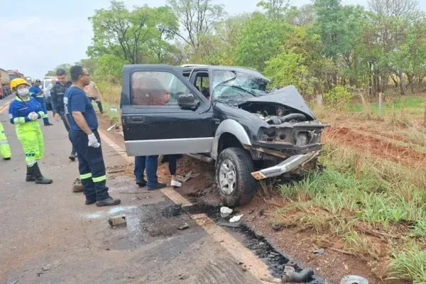 Imagem de compartilhamento para o artigo Motorista fica ferido em acidente entre caminhonete e duas carretas na MS-377, em Inocência da MS Todo dia