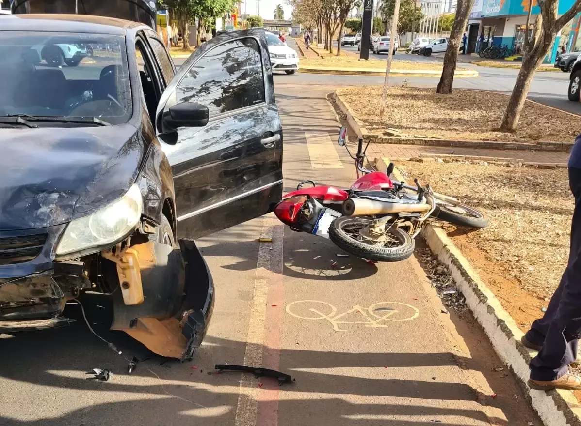 Imagem de compartilhamento para o artigo Mãe e filha caem de motocicleta após serem atingidas por carro ao parar em faixa de pedestre em Chapadão do Sul da MS Todo dia