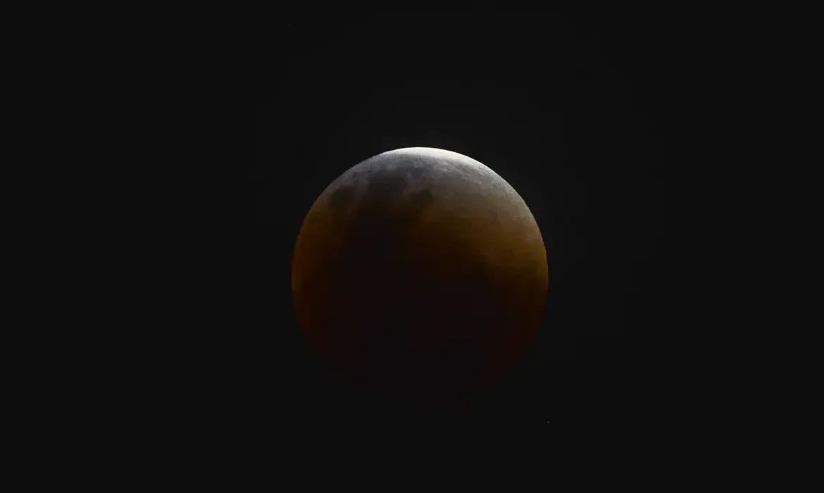 Imagem de compartilhamento para o artigo É hoje! Saiba como acompanhar o eclipse parcial da lua ao vivo pelo YouTube da MS Todo dia