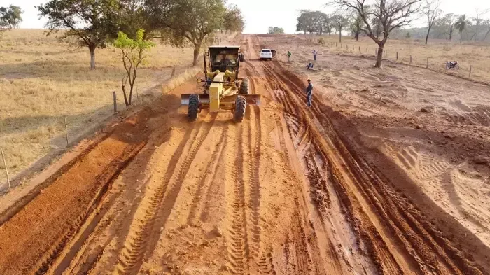 Imagem de compartilhamento para o artigo Alcinópolis avança com obra de revestimento primário em estrada rural da MS Todo dia