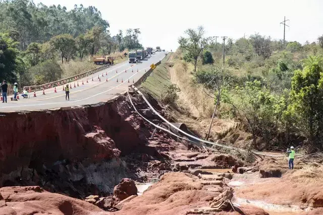 Imagem de compartilhamento para o artigo Com danos, trânsito na BR-163 é liberado parcialmente após rompimento de represa em Jaraguari da MS Todo dia