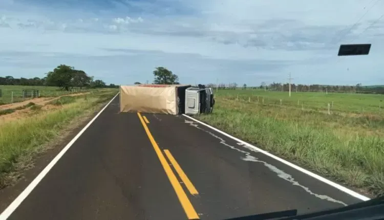 Imagem de compartilhamento para o artigo Caminhão está tombado sobre a pista da BR 060 entre Paraíso das Águas e Camapuã da MS Todo dia
