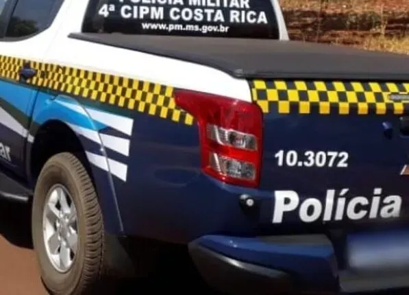 Imagem de compartilhamento para o artigo Idoso é encontrado bêbado, dormindo em carro sobre a calçada em Costa Rica da MS Todo dia