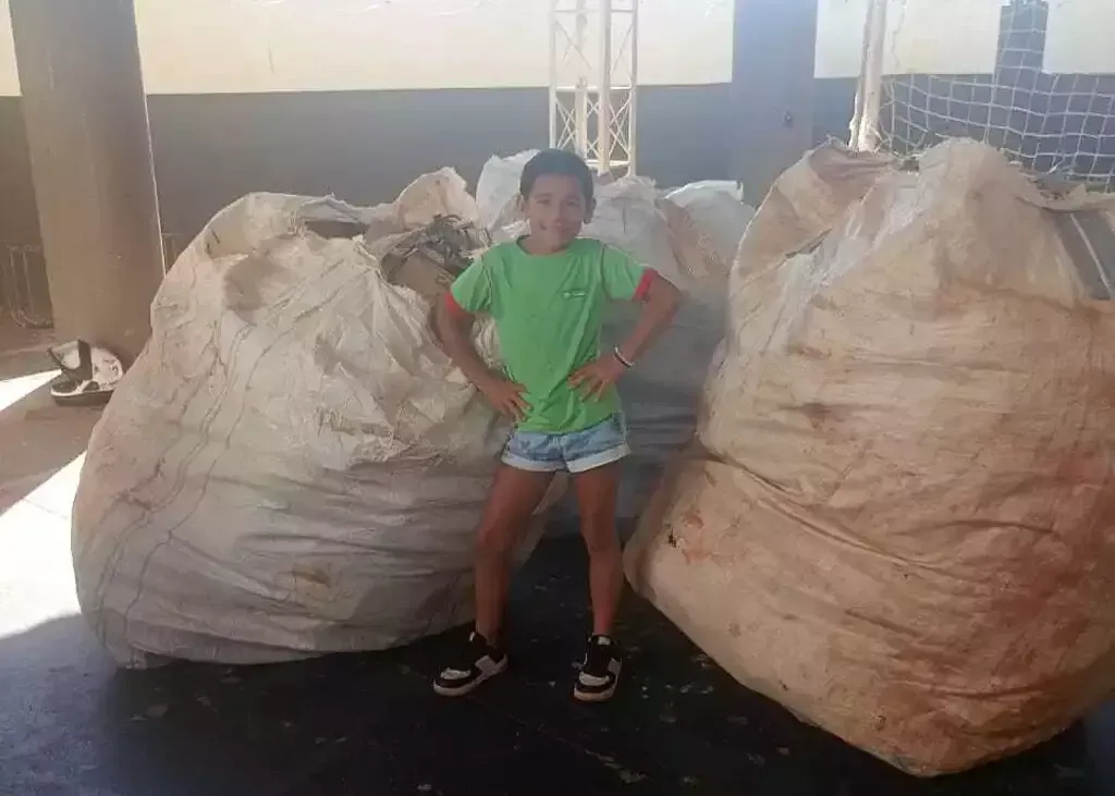 Imagem de compartilhamento para o artigo Crianças travam guerra de papelão em Paranaíba por chance de conhecer Ana Castela da MS Todo dia