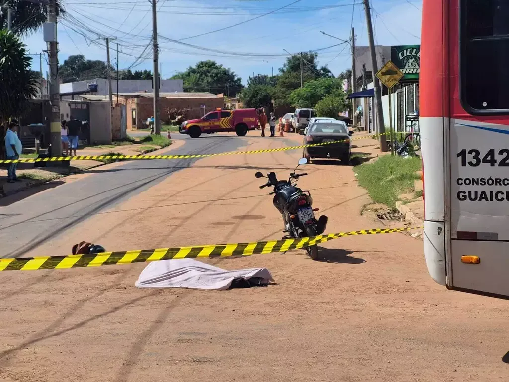 Imagem de compartilhamento para o artigo Motociclista, natural de Costa Rica, morre atropelada por ônibus após escorregar em areia em Campo Grande (vídeo) da MS Todo dia