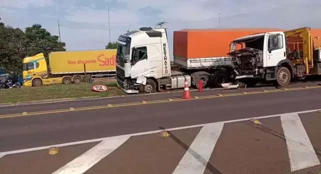 Imagem de compartilhamento para o artigo Caminhão e carreta se envolvem em acidente na BR-163, no distrito de Congonhas da MS Todo dia