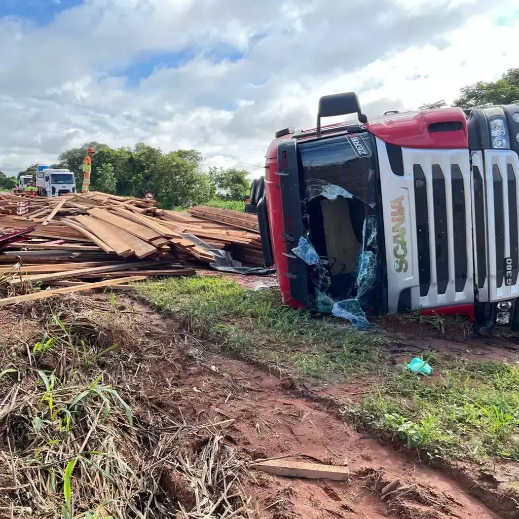 Imagem de compartilhamento para o artigo Carreta carregada com madeira tomba na BR-163, em Coxim da MS Todo dia