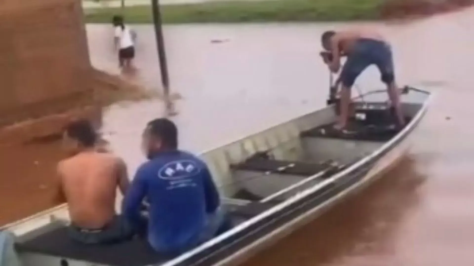 Imagem de compartilhamento para o artigo Gabinete do prefeito alaga e moradores passeiam de barco em ruas alagadas após temporal em Paranaíba da MS Todo dia