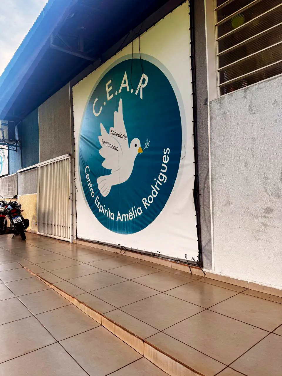 Fachada do Centro Espírita Amélia Rodrigues, parceiro do terceiro setor atendido pela Megavale.

