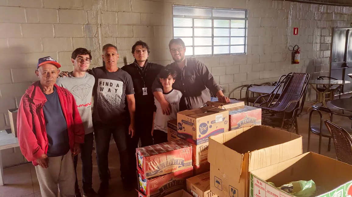 Equipe Megavale entregando doações para entidade social parceira do terceiro setor.