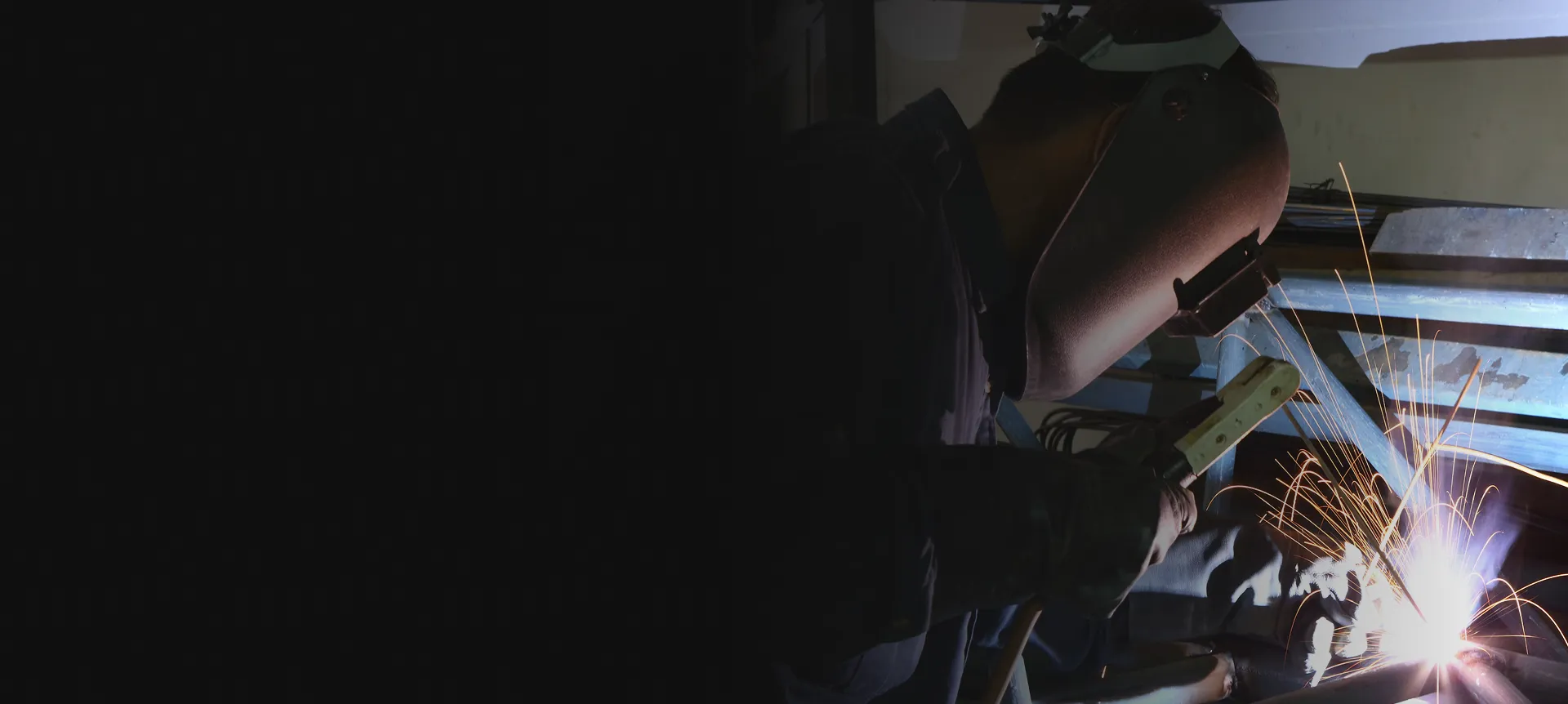 Profissional soldando