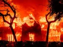 Imagem ilustrativa para Incêndio em Los Angeles destrói mansão de John Lennon, comprada por brasileiro