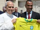 Imagem ilustrativa para Rumo ao Hexa! Cafu entrega ao papa Leão XIV camisa autografada da seleção brasileira