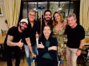 Imagem ilustrativa para Faustão surge de cadeira de rodas e pé enfaixado ao lado de Gusttavo Lima e amigos