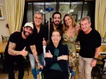 Imagem principal do artigo Faustão surge de cadeira de rodas e pé enfaixado ao lado de Gusttavo Lima e amigos