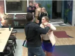 Imagem da notícia Power Couple: Dhomini perde a paciência, vai para cima de rival e dispara: "Abro no meio"