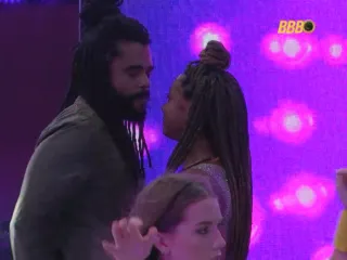 Imagem principal do artigo Diogo reage ao ser questionado sobre beijo em Aline no BBB 25