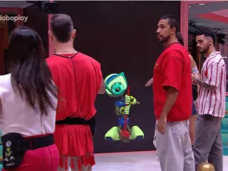 Imagem principal do artigo Seu Fifi aparece durante a madrugada no BBB 25: "Escutando as nossas conversas"