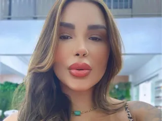 Imagem da notícia Jenny Miranda expõe ataque de internauta e rebate: "Nunca terá uma mulher como eu"