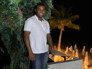 Imagem da notícia Davi Brito atualiza fãs sobre recuperação após lipo HD: “Me sentindo o Léo Santana”