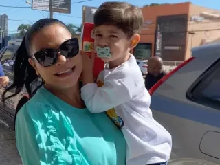 Imagem da notícia Dona Ruth embarca com Léo para o Nordeste em meio à polêmica judicial com Murilo Huff