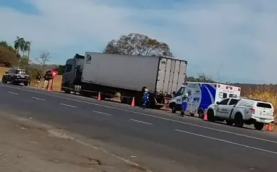 Imagem da notícia Caminhoneiro é encontrado morto com tiro na cabeça em cabine de caminhão em Paranaíba