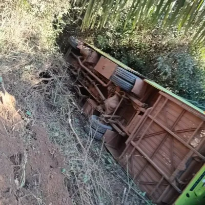 Imagem da notícia Ônibus com passageiros tomba e mobiliza resgate na região rural de Ribas do Rio Pardo
