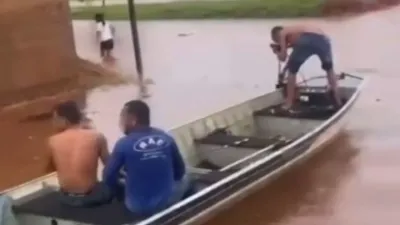 Imagem da notícia Gabinete do prefeito alaga e moradores passeiam de barco em ruas alagadas após temporal em Paranaíba