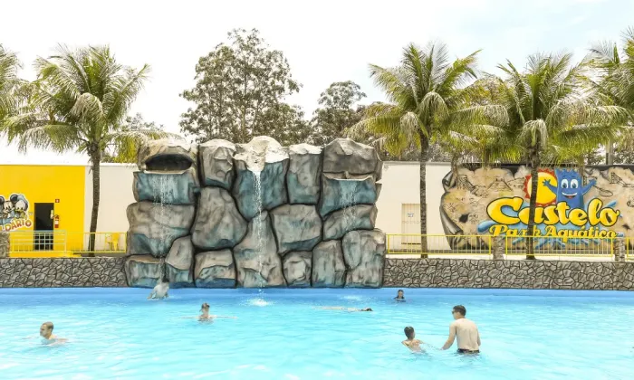 Imagem de https://cdn.interago.com.br/img/webp/w_0_q_8/410/mc/Páginas/03. Atrações/Familiar/imagem-grande-atracao-piscina-de-cascata-min