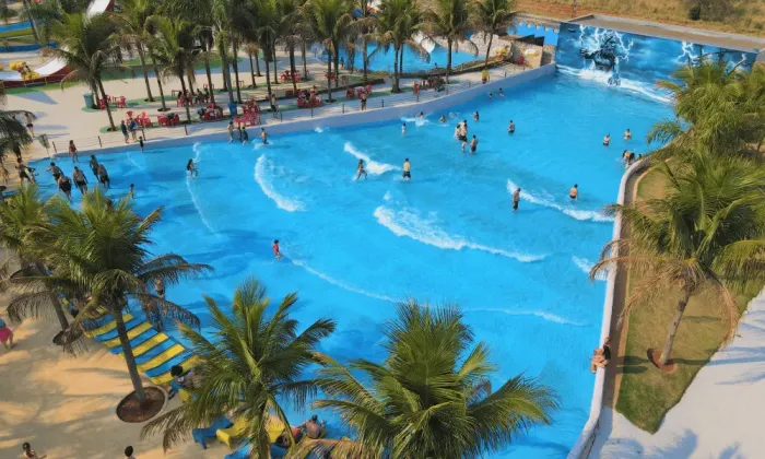 Imagem de https://cdn.interago.com.br/img/webp/w_0_q_8/410/mc/Páginas/03. Atrações/Familiar/imagem-grande-atracao-piscina-de-onda-min
