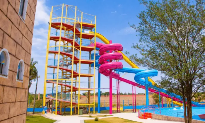 Imagem de https://cdn.interago.com.br/img/webp/w_0_q_8/410/mc/Páginas/03. Atrações/Radical/imagem-grande-atracao-toboagua-azul-min