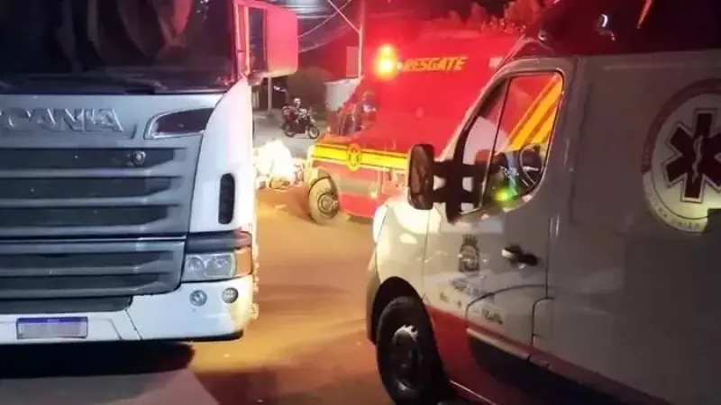 Ilustração da notícia Mulher perde o controle de moto e bate em carreta estacionada em São Gabriel do Oeste
