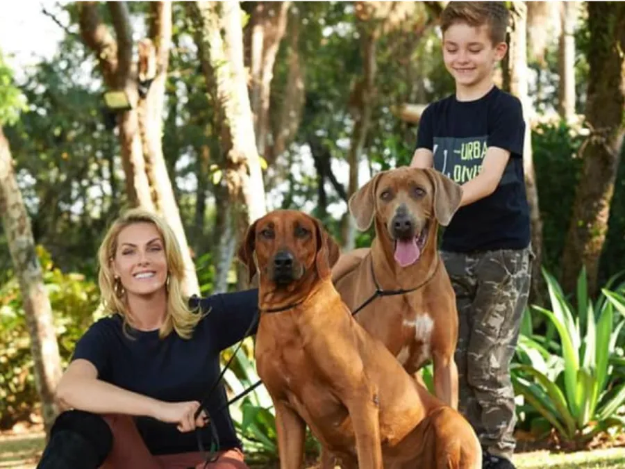 Imagem ana-hickmann-com-o-filho-e-os-cachorros