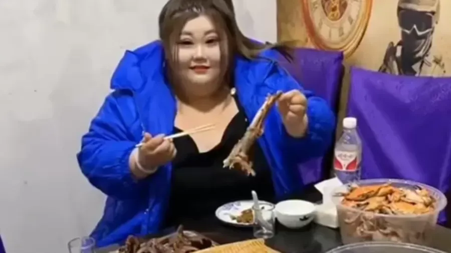 Imagem pan-xiaoting-influencer-chinesa-que-morreu-apos-live-de-mukbang-1721935062219_v2_900x506.png