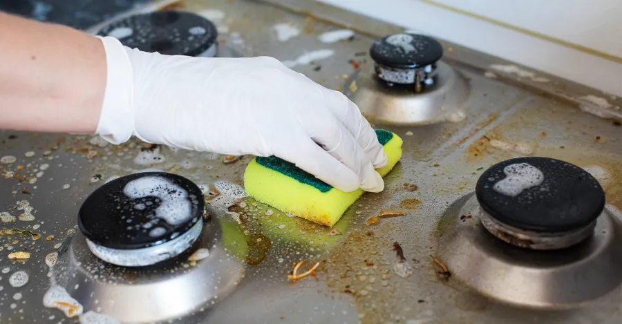 Uma dica importante é realizar movimentos suaves e uniformes na hora de limpar, esse cuidado final garante uma aparência renovada e sensação de cozinha organizada! Reprodução: Internet